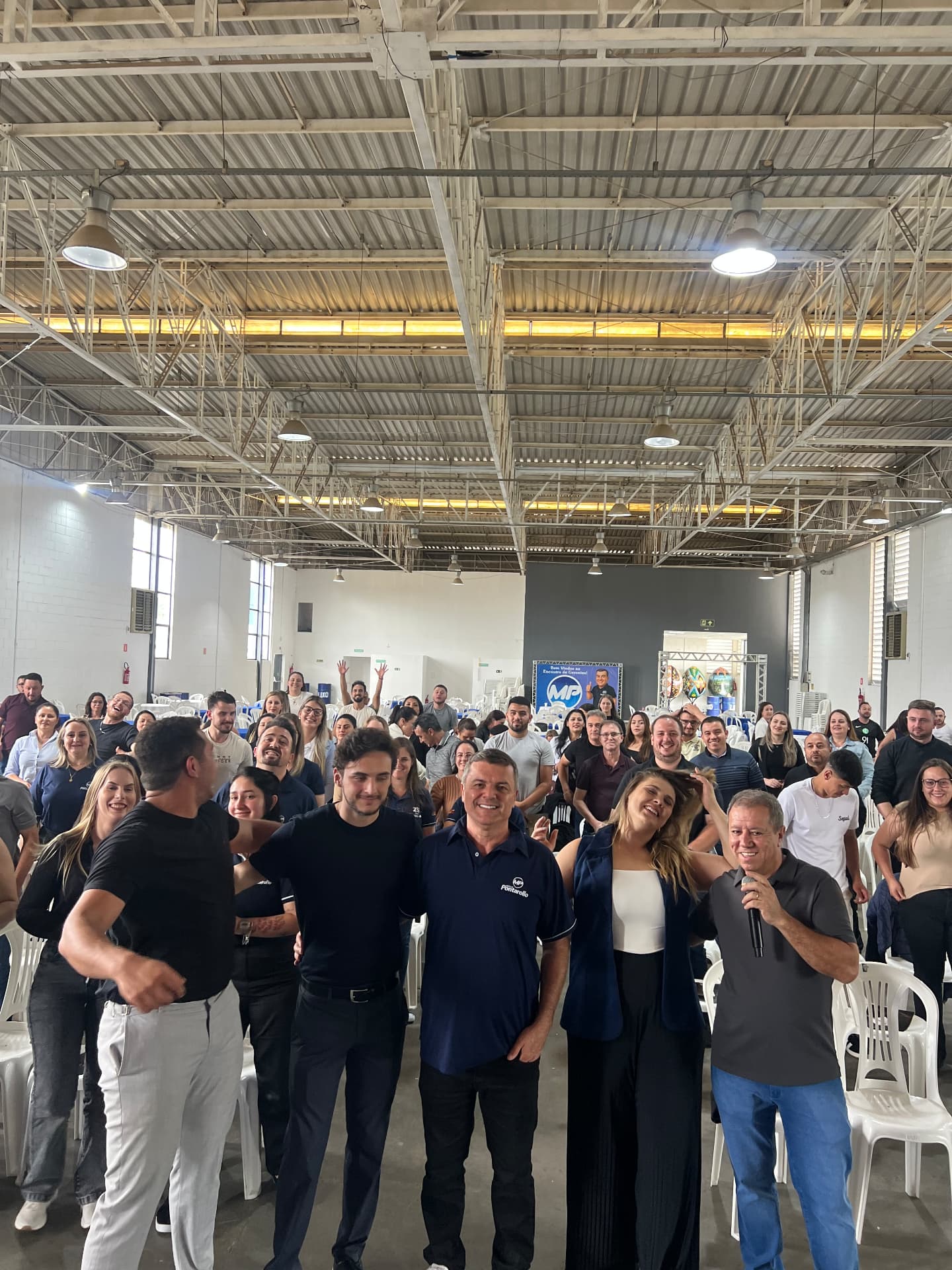 Equipe da Móveis Pontarollo reunida com Matheus e Deyse após o treinamento