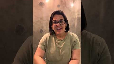 Thaysa no vídeo de depoimento de Celmapel