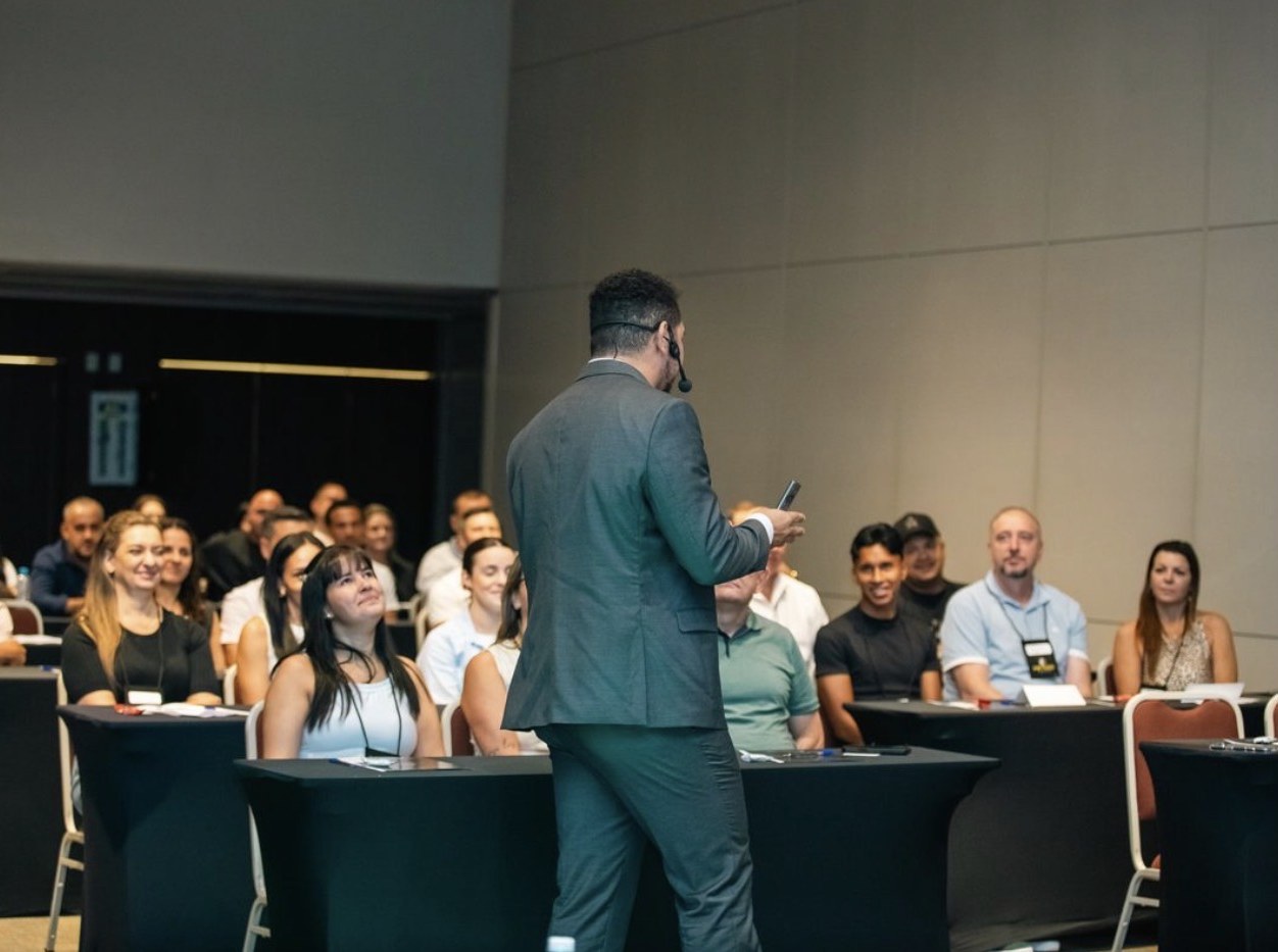 Matheus Schoeberl conduzindo palestra presencial para uma equipe