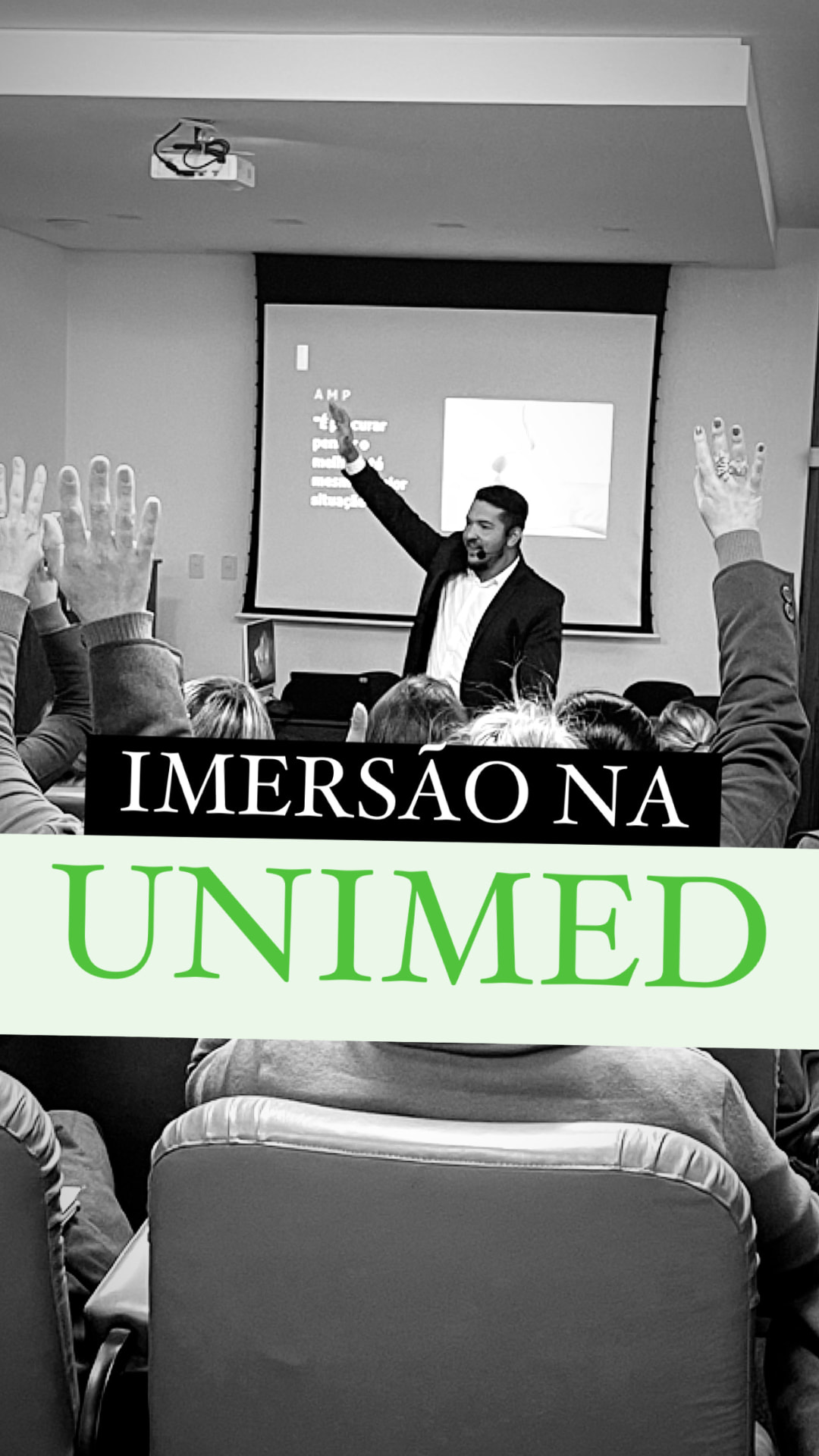 Matheus Schoeberl conduzindo imersão na Unimed com participantes de mãos levantadas