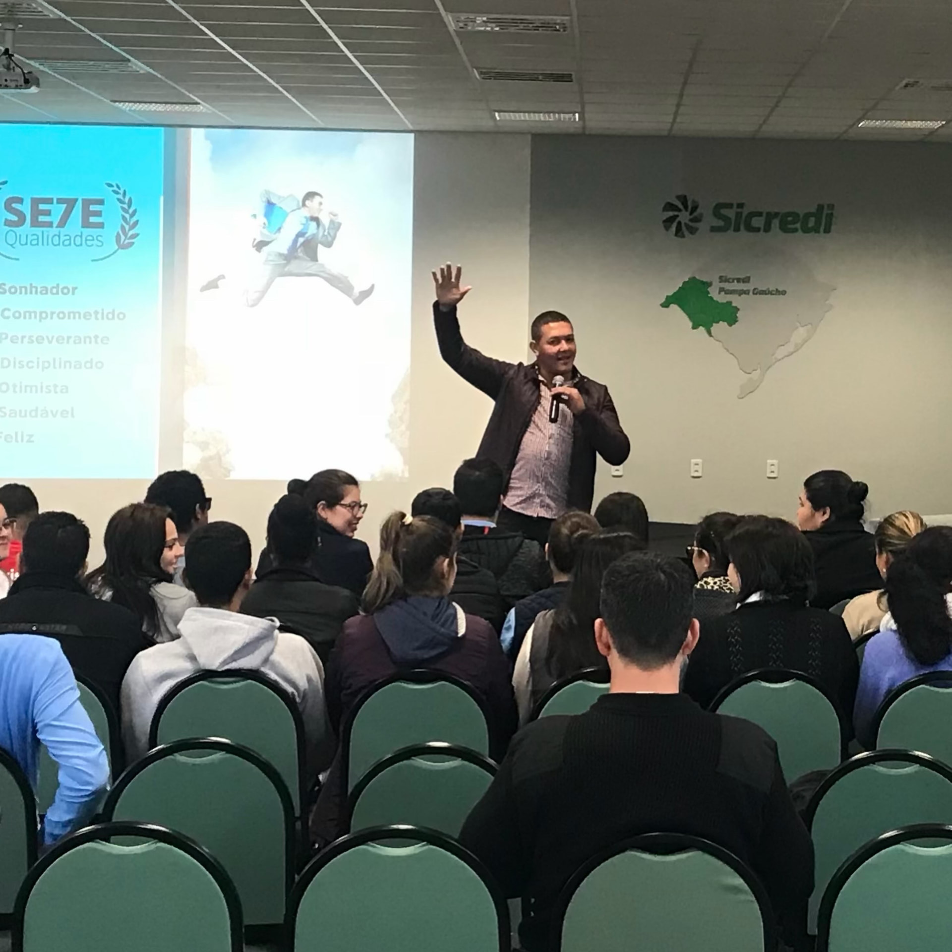 Matheus Schoeberl palestrando para a equipe da Sicredi