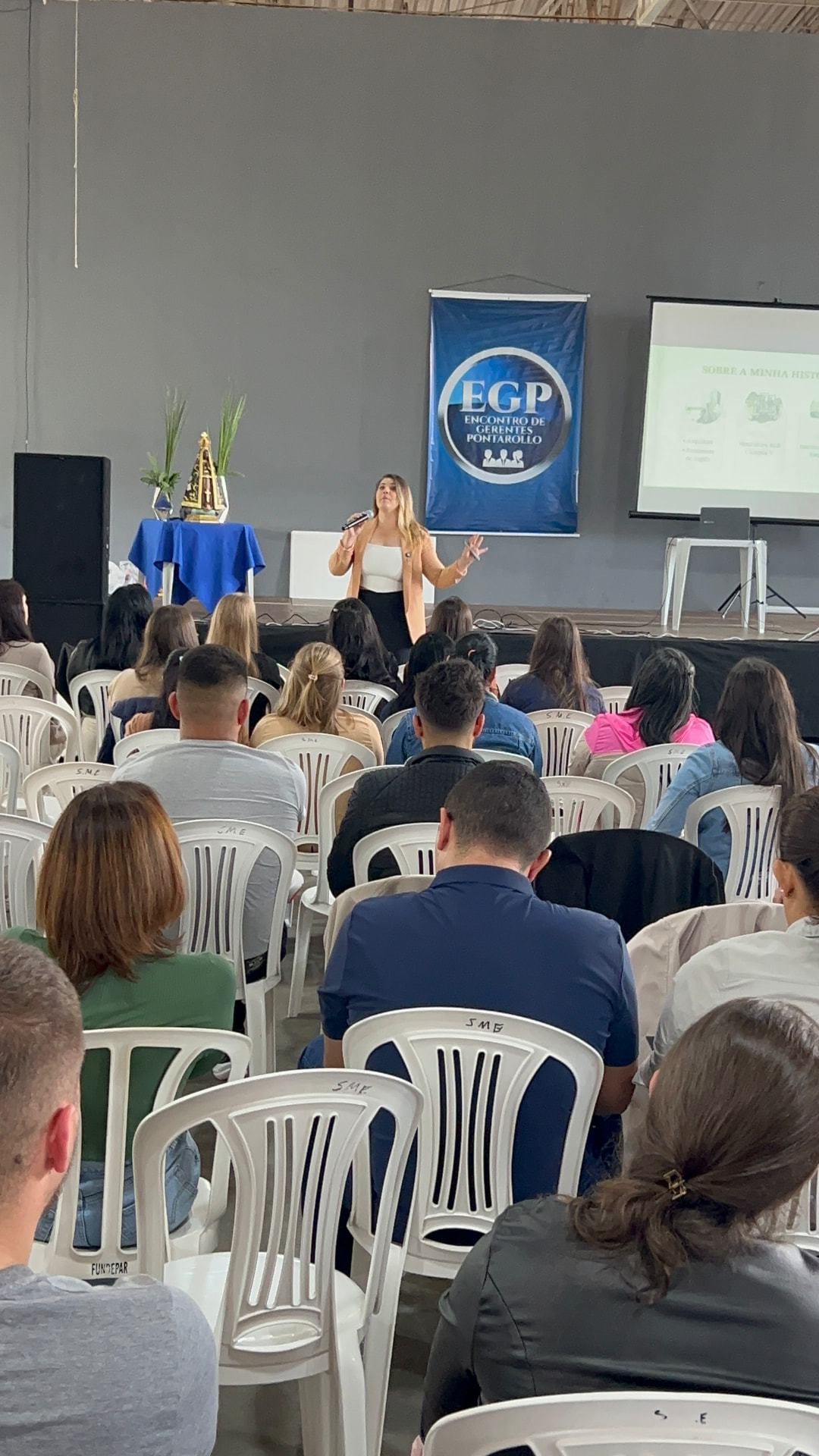Deyse Zukowski palestrando no Encontro de Gerentes Pontarollo