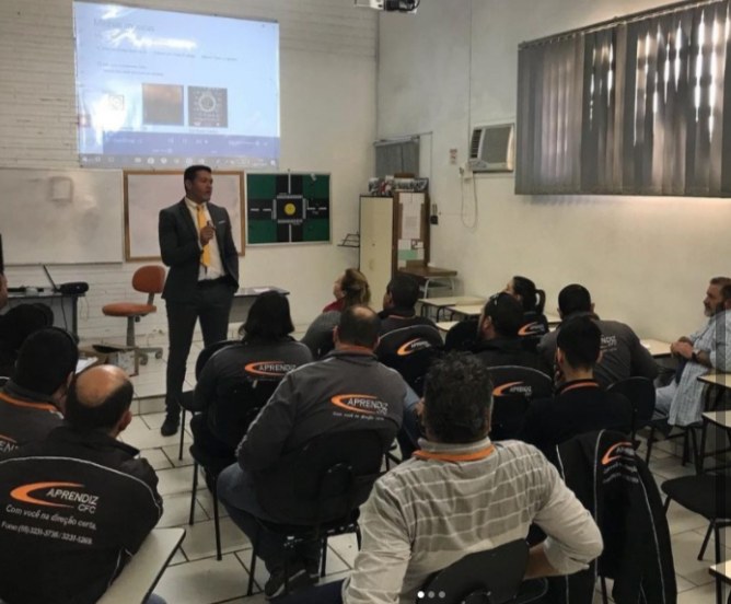 Matheus Schoeberl em treinamento com a equipe uniformizada de uma empresa